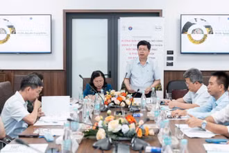 Tiến sĩ, bác sĩ Nguyễn Trọng Khoa, Phó Cục trưởng, Cục Quản lý Khám, Chữa bệnh (Bộ Y tế) trao đổi tại toạ đàm.