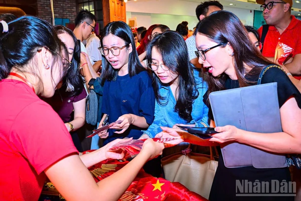 Khán giả đến dự buổi ra mắt phim “Tổ Quốc Trong Tim: The Concert Film". (Ảnh: BẢO LONG)