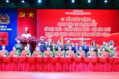 Đại diện các đơn vị Công an thuộc Công an thành phố Hải Phòng ký giao ước thi đua "Ba nhất". (Ảnh: Công an Hải Phòng)