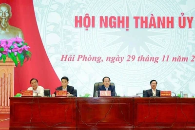 Các đồng chí Thường trực Thành ủy Hải Phòng chủ trì Hội nghị.
