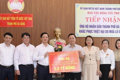 Đồng chí Phạm Văn Lập, Phó Bí thư Thành ủy, Chủ tịch Ủy ban Mặt trận Tổ quốc Việt Nam thành phố Hải Phòng trao 5 tỷ đồng hỗ trợ người dân thành phố Đà Nẵng khắc phục hậu quả mưa lũ.