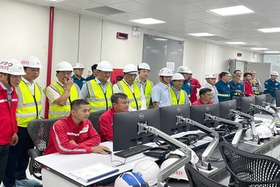 Các cán bộ kỹ sư triển khai công tác hòa lưới điện lần đầu Nhà máy nhiệt điện Nhơn Trạch 4. (Ảnh: Lilama)