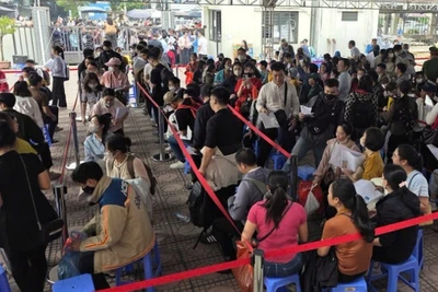 Người dân xếp hàng nộp hồ sơ mua nhà ở xã hội tại Hà Nội (Ảnh: MINH VÂN)