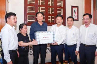 Đồng chí Lê Ngọc Châu, Chủ tịch Ủy ban nhân dân thành phố Hải Phòng thăm, tặng quà thương binh hạng 1/4 Vũ Văn Bình ở phường Lê Chân (Hải Phòng). 