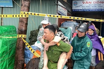 Công an thành phố Hải Phòng hỗ trợ người dân di dời khỏi khu vực nguy hiểm để tránh bão số 3. (Ảnh: Công an Hải Phòng)