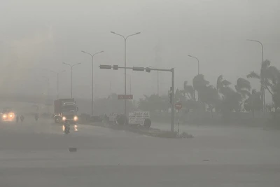 Từ 15 giờ chiều 19/7, thành phố Hải Phòng xuất hiện mưa to kèm theo gió mạnh do ảnh hưởng trước bão số 3.