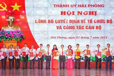 Lãnh đạo Thành ủy Hải Phòng trao các quyết định về công tác cán bộ tại Hội nghị.