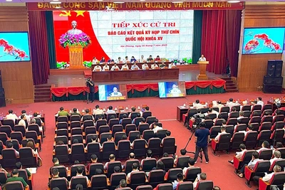 Quang cảnh tiếp xúc cử tri tại Trung tâm hội nghị thành phố Hải Phòng. (Ảnh: XUÂN TRƯỜNG)