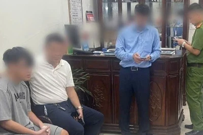 Lực lượng chức năng đưa cháu N.T.A ở phường Tân Hưng (Hải Phòng) về nhà an toàn. (Ảnh Công an thành phố Hải Phòng)