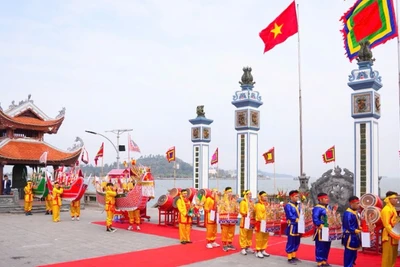 Nhân dân địa phương thực hiện lễ rước đàn. (Ảnh: ĐÀM THANH)