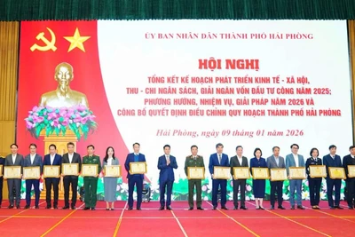 Chủ tịch Ủy ban nhân dân thành phố Hải Phòng Lê Ngọc Châu khen thưởng các tập thể, cá nhân hoàn thành xuất sắc nhiệm vụ năm 2025.