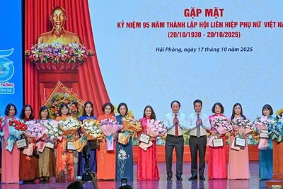Các đồng chí lãnh đạo thành phố Hải Phòng chúc mừng, biểu dương cán bộ nữ, cán bộ Hội phụ nữ Hải Phòng tại buổi gặp mặt.