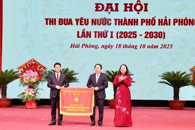 Tại Đại hội, Phó Chủ tịch nước Võ Thị Ánh Xuân trao Cờ thi đua của Chính phủ cho thành phố Hải Phòng.