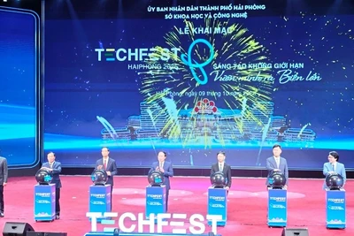 Các đại biểu thực hiện nghi thức khai mạc Techfest Hải Phòng 2025.