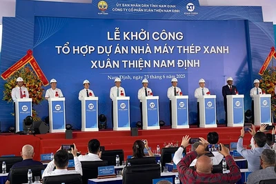 Các đại biểu thực hiện nghi thức khởi công dự án.