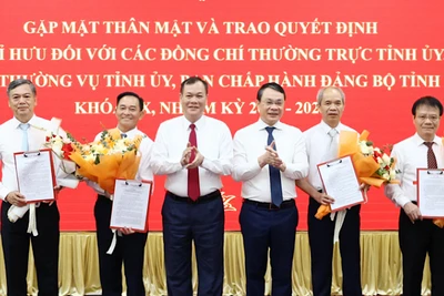 Trao quyết định nghỉ hưu cho các đồng chí Ủy viên Ban Thường vụ Tỉnh ủy, Ủy viên Ban Chấp hành Đảng bộ tỉnh Nam Định khóa XX.