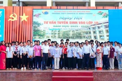 Các thầy, cô giáo và học sinh các trường trung học cơ sở chất lượng cao trên toàn tỉnh Nam Định dự “Ngày hội tư vấn tuyển sinh vào lớp 10” năm học 2025-2026, tại Trường THPT chuyên Lê Hồng Phong.