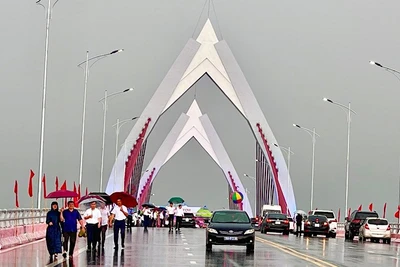 Cầu Thiên Trường bắc qua sông Đào (Nam Định) mới được khánh thành.