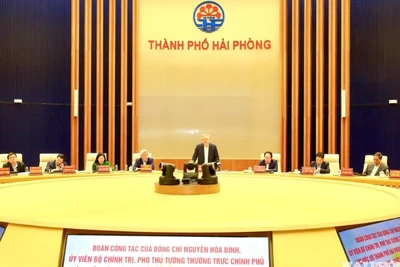 Quang cảnh buổi làm việc của Phó Thủ tướng Thường trực Chính phủ Nguyễn Hòa Bình cùng đoàn công tác của Chính phủ với lãnh đạo thành phố Hải Phòng. (Ảnh: DUY THÍNH)