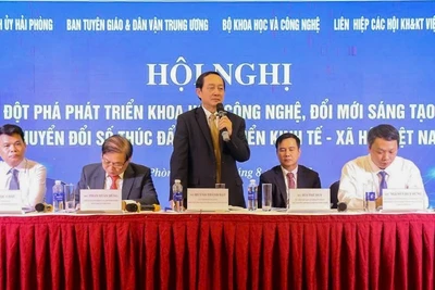 Đồng chí Huỳnh Thành Đạt, Ủy viên Trung ương Đảng, Phó Trưởng Ban Tuyên giáo và Dân vận Trung ương phát biểu tại Hội nghị.