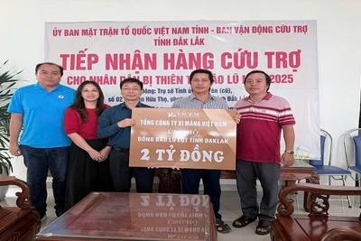 Lãnh đạo VICEM trao quà ủng hộ nhân dân tỉnh Đắk Lắk. (Ảnh: Duy Mạnh)