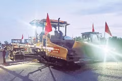 1-Nhà thầu tranh thủ thời tiết thuận lợi để thi công vào ban đêm nhằm kịp tiến độ.