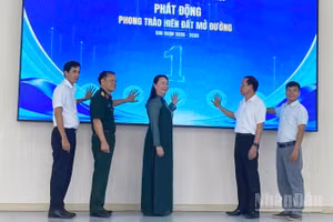 Các đại biểu nhấn nút phát động phong trào. (Ảnh: DQ.Tiến)