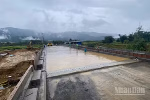 Cầu Cưrso hoàn thành vượt tiến độ không chỉ bảo đảm kết nối hạ tầng giao thông an toàn, bền vững trong mùa mưa bão tới, mà còn mang lại niềm vui lớn cho thầy cô và học sinh Trường liên cấp A Lưới 4 ngay trước thềm năm học mới. (Ảnh: Quang Tiến)