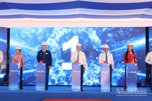 Phó Thủ tướng Thường trực Phạm Gia Túc cùng lãnh đạo các bộ, ngành, tỉnh Quảng Ngãi và nhà đầu tư thực hiện nghi thức khởi công dự án Nhà máy sản xuất bồn chứa độc lập thân thiện với môi trường.