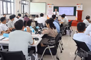 Quang cảnh lớp bồi dưỡng nâng cao năng lực lãnh đạo hiện đại. (Ảnh: HIỂN CỪ)