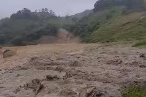 Lũ quét cuốn theo đất đá bất ngờ đổ về khu vực suối Đăk Rong, thôn Làng Mới (xã Ngọc Linh) làm diện tích trồng cà phê, mắc ca, lúa nước, chuồng trại chăn nuôi của các hộ dân bị hư hỏng.