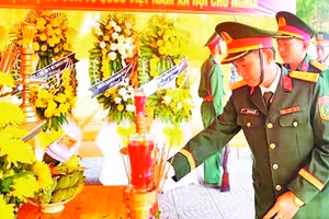 Các đại biểu dâng hương, tri ân các Anh hùng liệt sĩ.