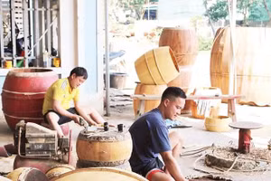 Từng nhịp búa, thớ gỗ, tấm da tạo nên âm thanh vang vọng, gìn giữ hồn cốt văn hóa làng quê xứ Nghệ qua bao thế hệ.