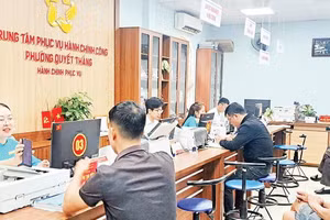 Công dân đến Trung tâm Phục vụ hành chính công phường Quyết Thắng giải quyết các thủ tục hành chính (Ảnh HẰNG NGA)