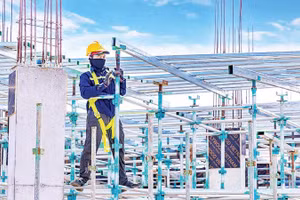 Công nhân thi công trên công trường được trang bị bảo hộ an toàn lao động đúng quy chuẩn.