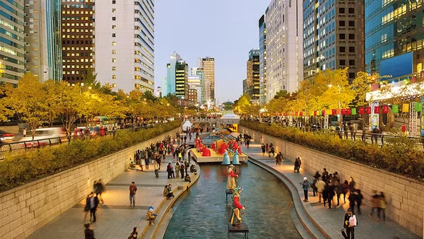 Cheonggyecheon trở thành điểm đến ưa thích của người dân Seoul và du khách.