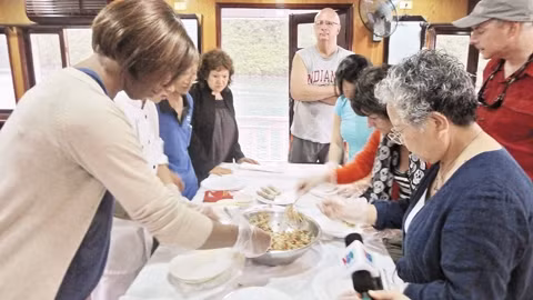 Du khách nước ngoài học làm nem Việt Nam. Ảnh: Trương Thành