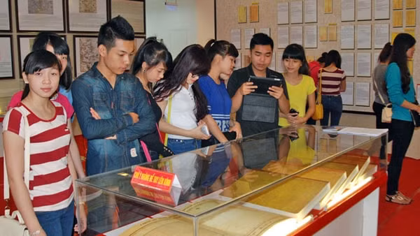Đông đảo người dân tham quan triển lãm.