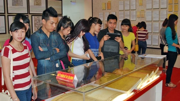 Đông đảo người dân tham quan triển lãm.