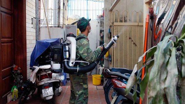 Hà Nội phun muỗi phòng, chống dịch SXH theo hình thức cuốn chiếu tại nhiều quận, huyện.