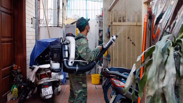 Hà Nội phun muỗi phòng, chống dịch SXH theo hình thức cuốn chiếu tại nhiều quận, huyện.