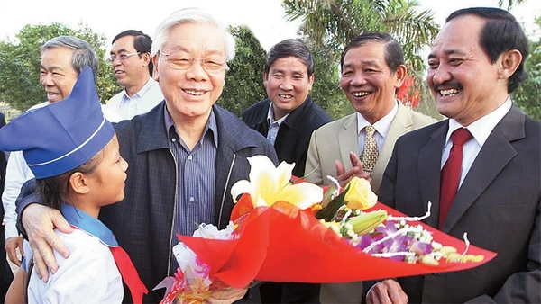 Tổng Bí thư Nguyễn Phú Trọng đến thăm xã nông thôn mới Vĩnh Thủy, huyện Vĩnh Linh, tỉnh Quảng Trị. Ảnh: TRÍ DŨNG (TTXVN)