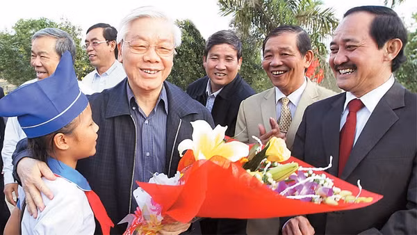 Tổng Bí thư Nguyễn Phú Trọng đến thăm xã nông thôn mới Vĩnh Thủy, huyện Vĩnh Linh, tỉnh Quảng Trị. Ảnh: TRÍ DŨNG (TTXVN)