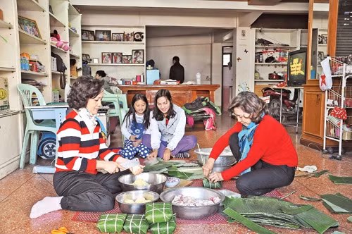 Gia đình ông Đào Trọng Lý gói bánh chưng Tết.