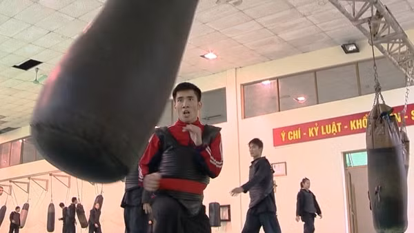 VĐV Nguyễn Thái Linh tập luyện với bao đấm.