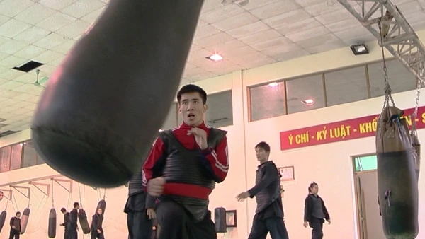 VĐV Nguyễn Thái Linh tập luyện với bao đấm.