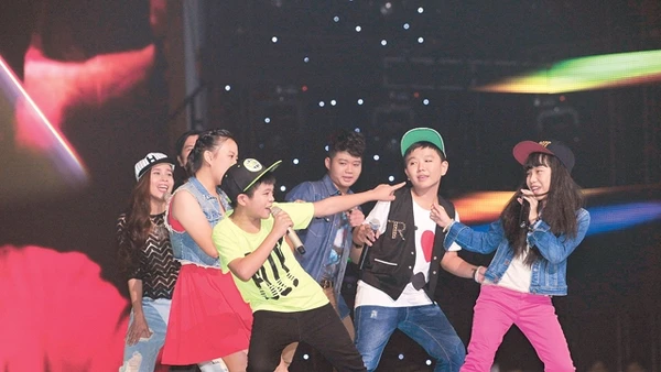 Màn trình diễn của các thí sinh tại cuộc thi Giọng hát Việt nhí. Ảnh: LÝ VÕ PHÚ HƯNG