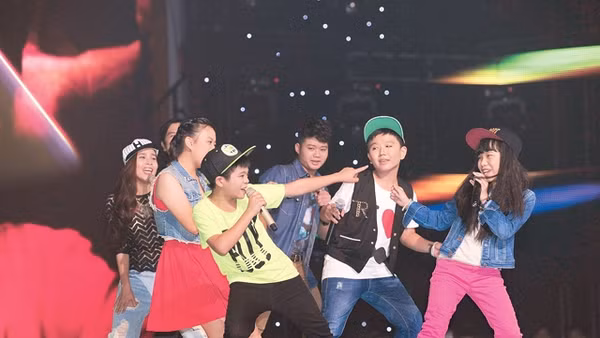 Màn trình diễn của các thí sinh tại cuộc thi Giọng hát Việt nhí. Ảnh: LÝ VÕ PHÚ HƯNG