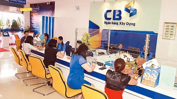 Khách hàng giao dịch tại Ngân hàng Xây dựng.