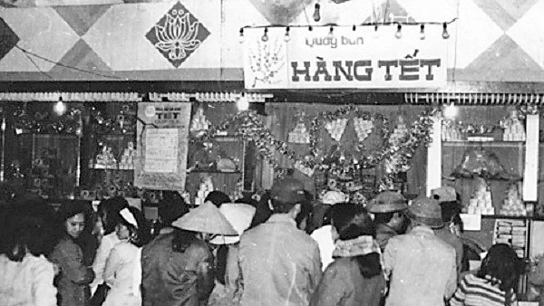 Mua hàng Tết thời bao cấp. Ảnh: TL